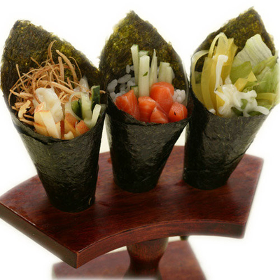 Ordnen Sie einen knusperigen gebratenen Yaki, den Nori Seaweed 50 Handrollen bedeckt