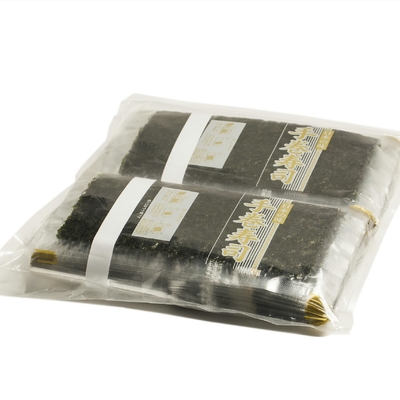 Ordnen Sie einen knusperigen gebratenen Yaki, den Nori Seaweed 50 Handrollen bedeckt